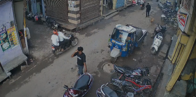 ग्वालियर में दिनदहाड़े चोरों ने हड़पी 90 हजार रुपए की नकदी, CCTV में कैद हुई वारदात