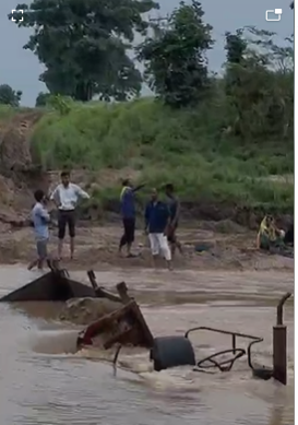 सिवनी में नदी से रेत चोरी: तेज बहाव के कारण ट्रैक्टर नदी में फंसा