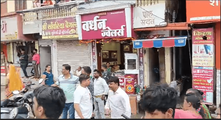 इंदौर नगर निगम का अमानवीय चेहरा: गरीब ठेले वालों पर अत्याचार!