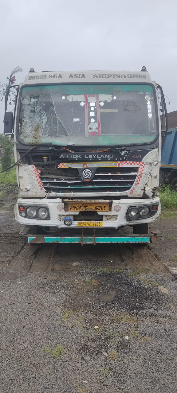 रायसेन: तेज रफ्तार ट्राले ने 70 भेड़-बकरियों को कुचला, 45 की मौत, 40 घायल!