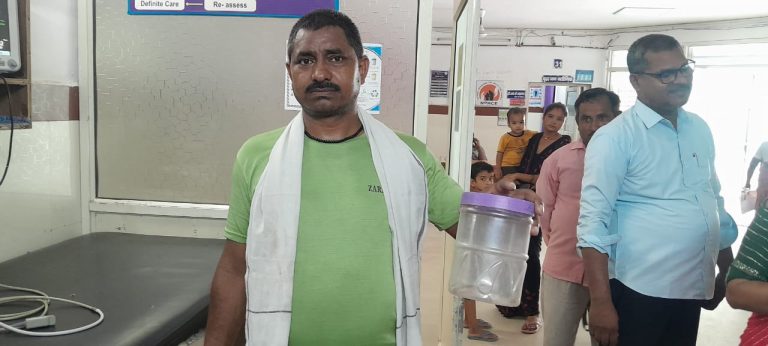 भिंड के अजब-गजब लोग: सांप ने काटा तो सांप को लेकर पहुंचा अस्पताल!