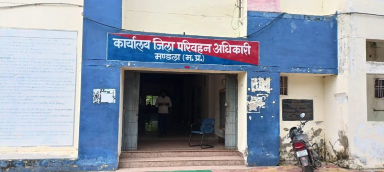 आरटीओ की ऑनलाइन सेवाएं ठप्प, आवेदकों को हो रही परेशानी