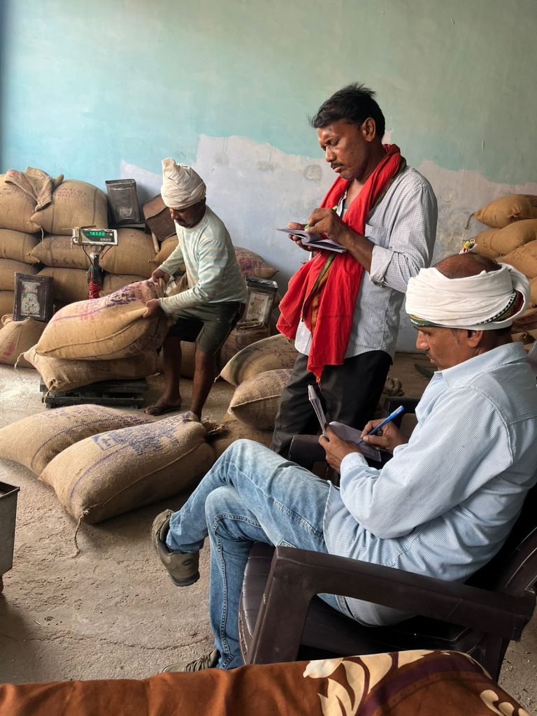 पीडीएस खदान टैक्सियों में भरकर बाजार में बेचा जा रहा है