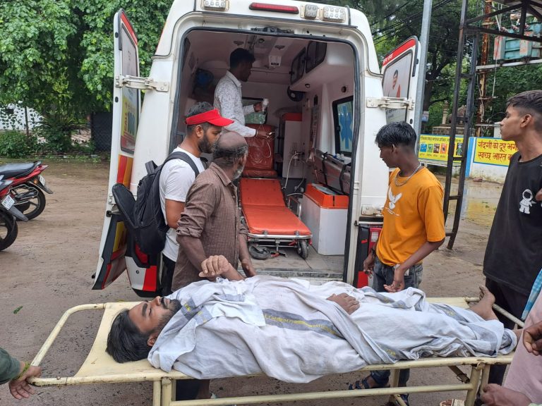 उमरिया: राष्ट्रीय राजमार्ग 43 पर आवारा मवेशियों से टकराकर बाइक सवार गंभीर रूप से घायल