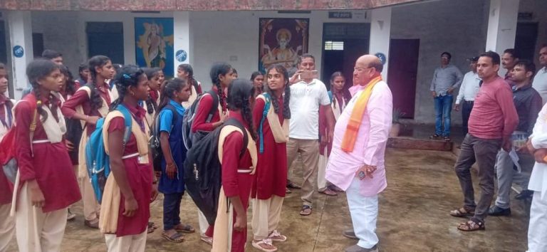 आदिवासी छात्रावास में गंभीर लापरवाही: प्राचार्य और अधीक्षक निलंबित