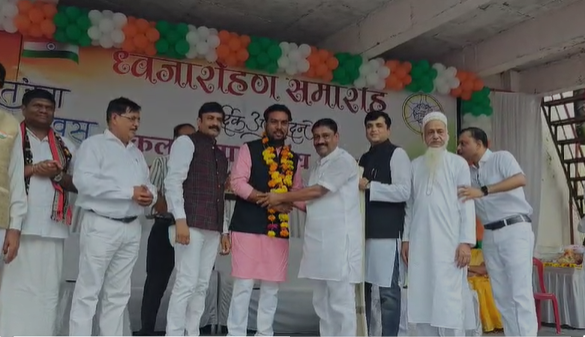 व्यापारी संगठन ने नगर विभूतियों और व्यापारियों के साथ मनाया स्वतंत्रता दिवस