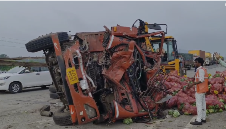 शाजापुर में भीषण सड़क हादसा: गाय बचाने के चक्कर में तीन ट्रक भिड़े, दो की मौत, चार घायल