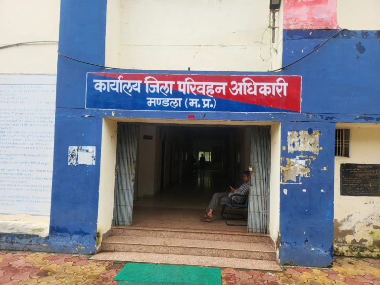 अधिकारी बदले पर नहीं बदला आरटीओ कार्यालय में कामकाज का सिस्टम