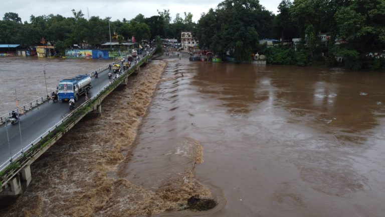 मंडला में भारी बारिश से बाढ़ का कहर, नर्मदा नदी उफान पर