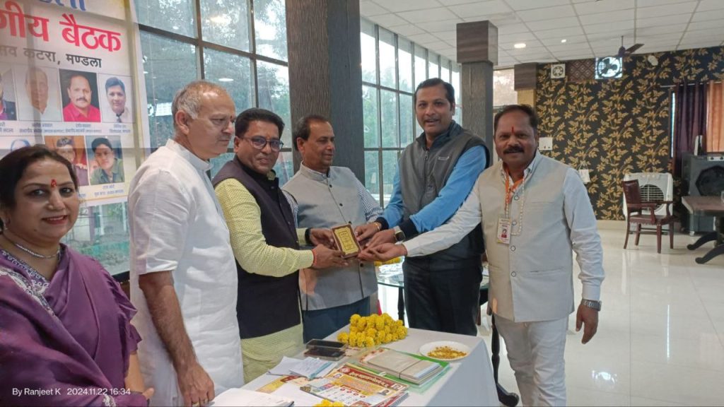  वैश्य महासम्मेलन संगठन की संभागीय बैठक उत्सव रेस्टोरेंट में आयोजित की गई। जहां मंडला व बालाघाट के पदाधिकारियों की उपस्थिति में विभिन्न मुद्दों को लेकर चर्चा की गई। सर्वप्रथम मां लक्ष्मी के तैल्यचित्र पर माल्यार्पण करते हुए तिलक वंदन कर दीप प्रज्वालित किया गया और कार्यक्रम की शुरूआत की। तत्पश्चात मंचासीन पदाधिकारियों का स्वागत और उसके पश्चात उपस्थित सभी कोर ग्रुप सदस्य, पदाधिकारियों का तिलक वंदन एवं मोतीमाला पहनाकर स्वागत किया गया। 22 नवंबर की बैठक जिला मुख्यालय के होटल उत्सव में संपन्न हुई बैठक प्रदेश महामंत्री संदेश जैन एवं सत्यनारायण अग्रवाल के नेतृत्व में संपन्न हुई। बैठक के एजेंडा में 16 प्रमुख बिंदुओं पर संदेश जैन ने सबके समक्ष बात रखी उन्होंने कहा वर्ष के 12 के प्रभारी और संभागीय जिला तहसील बैठक आयोजित किया जाना का समय निर्धारित है हम सबको प्रदेश कार्यालय द्वारा तय निर्देशानुसार ही सब गतिविधियों को संचालित करना। हर जिले में आवश्यकता पडऩे पर एक कार्यकारी अध्यक्ष की नियुक्ति की जा सकती है मंडला और बालाघाट में भी किया जाना चाहिए इससे जिम्मेदारी का निर्वहन और बेहतर तरीके से आसान हो जाता है। प्रदेश अध्यक्ष महिला इकाई ज्योति जैन ने अपने उद्बोधन में कहा हर संगठन में मातृशक्तियों का बड़ा महत्व होता है मंडला में मातृशक्तियों के द्वारा आयोजित की गई सभी आयोजन हेतु पूरी टीम को बधाई देना चाहती हूं महिला इकाई अध्यक्ष अनीता गोयल ने बढिय़ा नेतृत्व किया किंतु, अब संख्याबल बढ़ाने की नितांत आवश्यकता है 31 दिसम्बर के पूर्व सदस्यता से आजीवन सदस्यता शुल्क पुराना ही लगेगा वरना 31 दिसम्बर के बाद बढ़ा हुआ आजीवन शुल्क देना होगा। जिलाध्यक्ष नितिन राय और जिला प्रभारी सुनील अग्रवाल नींदला में संचालित विभिन्न गतिविधियों पर प्रकाश डालते हुए आगामी माह के आयोजन पर चर्चा की। संभागीय बैठक में प्रदेश कार्यकारिणी सदस्य तपेश असाटी एवं विशाल कोठारी, जिला प्रभारी सुनील अग्रवाल और बालाघाट जिलाध्यक्ष संदीप नेमा, जिला बालाघाट प्रभारी सुभाष गुप्ता के समस्त सदस्य, पदाधिकारी मुख्य रूप से उपस्थित हुए मंडला और बालाघाट जिला के संभागीय अध्यक्ष अशोक अग्रवाल की अनुशंसा पर रंजीत कछवाहा को मंडला एवं बालाघाट जिला का संभागीय महामंत्री और अखिलेश सोनी मंडला तहसील अध्यक्ष पद पर मनोनीत किए जाने पर शील्ड, आजीवन सदस्यता कार्ड, माल्यार्पण, तिलक वंदन कर सम्मानित किया गया साथ ही मंडला संभाग के मुख्य प्रेरणा स्रोत समर्पित अशोक गोयल का सम्मान प्रदेश और दोनों जिला के पदाधिकारियों ने संयुक्त रूप से किया। बैठक में प्रदेश एवं संभागीय जिला पदाधिकारी जो शामिल हुए संदेश जैन, सत्यनारायण अग्रवाल, श्रीमति ज्योति जैन, प्रदेश कार्यकारिणी सदस्य तपेश आशाठी एवं विशाल कोठारी, संभागीय अध्यक्ष अशोक अग्रवाल, संभागीय महामंत्री रंजीत कछवाहा, मंडला जिलाध्यक्ष नितिन राय, पत्रकार आनंद सोनी, बालाघाट जिलाध्यक्ष संदीप नेमा, बालाघाट जिला प्रभारी सुभाष गुप्ता, जिला प्रभारी सुनील अग्रवाल, तहसील अध्यक्ष अखिलेश सोनी, आनंद सोनी, अशोक सोनी, इंद्रेश बब्बल खरया, विजय अग्रवाल, अशोक नाहटा, दिलीप जयसवाल, मनोज खंडेलवाल, विनोद गुप्ता, महिला इकाई अध्यक्ष अनीता गोयल, वर्षा चौरसिया,आयुषी चौरसिया, मोना जैन, संजू चौरसिया सदस्य उपस्थित रहे।
