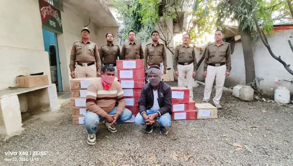 मण्डला। कलेक्टर सोमेश मिश्रा के निर्देशानुसार प्रभारी जिला आबकारी अधिकारी रामजी पाण्डेय के मार्गदर्शन में आबकारी टीम द्वारा छापामार कार्यवाही जारी रखते हुए 21 नवंबर की दरमियानी रात मण्डला शहरी क्षेत्र में गश्त के दौरान ग्राम बड़ी खैरी, मुश्ताक कॉलोनी थाना मण्डला स्थित मकान में अवैध रूप से संग्रहित विदेशी मदिरा गोवा व्हिस्की की 10 पेटी, एमडी नं.1 रम की 10 पेटी, जीनियस व्हिस्की की 02 पेटी एवं ओल्डमंक रम की 01 पेटी कुल 203.76 लीटर अवैध विदेशी मदिरा बरामद की गयी। मौके पर मकान में संग्रहित विदेशी मदिरा के साथ शिवम मसराम ग्राम हिरदेनगर तथा पवन वाटिया ग्राम केरेगांव, जिला मण्डला उपस्थित पाये गये। अवैध रूप से संग्रहित करने वाले उक्त दोनों आरोपियों के विरूद्ध मध्यप्रदेश आबकारी अधिनियम 1915 की धारा 34 (2) के अन्तर्गत न्यायालयीन मामला दर्ज कर आरोपी को न्यायालय में प्रस्तुत कर न्यायायिक अभिरक्षा हेतु जेल भेजा गया है। उक्त कार्यवाही में आबकारी बल के अधिकारी एवं कर्मचारी शामिल रहे। जिले में शहरी एवं ग्रामीण क्षेत्रों में कड़ी नजर रखते हुए अवैध शराब के विनिर्माण, संग्रहण, परिवहन व विक्रय की रोकथाम हेतु निरंतर गश्त एवं प्रतिबंधात्मक कार्यवाही जारी रहेगी।