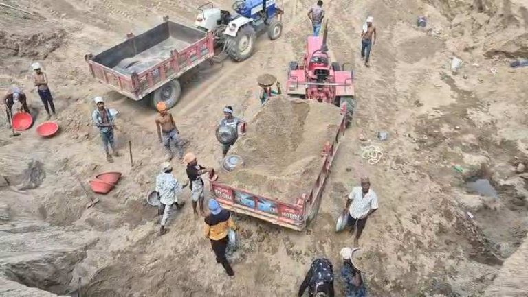 बड़वानी जिले में रेत माफियाओं का आतंक, एनजीटी का खुला उल्लंघन, धड़ल्ले से चल रहा अवैध रेत का कारोबार