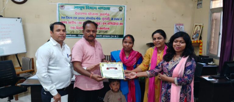 किसानों ने सीखा  तुलसी से व्यवसाय, 68 किसानों ने दिखाई रुचि, एक दिवसीय प्रशिक्षण से दी गई जानकारी