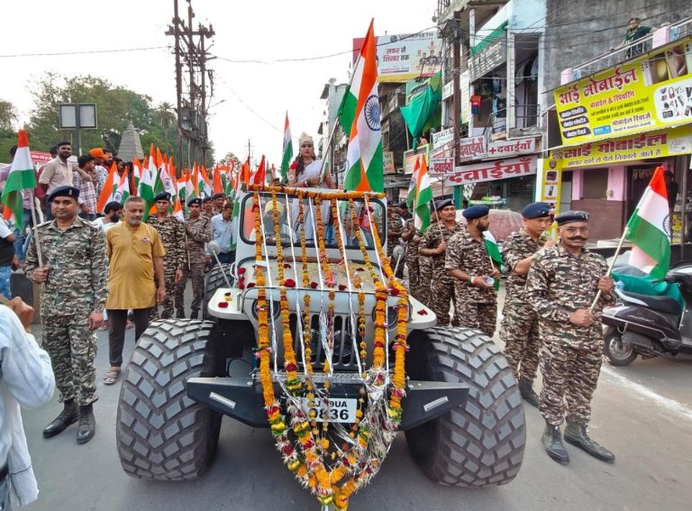 सेना के सम्मान में तिरंगा यात्रा में देश भक्तों का दिखा कारवां