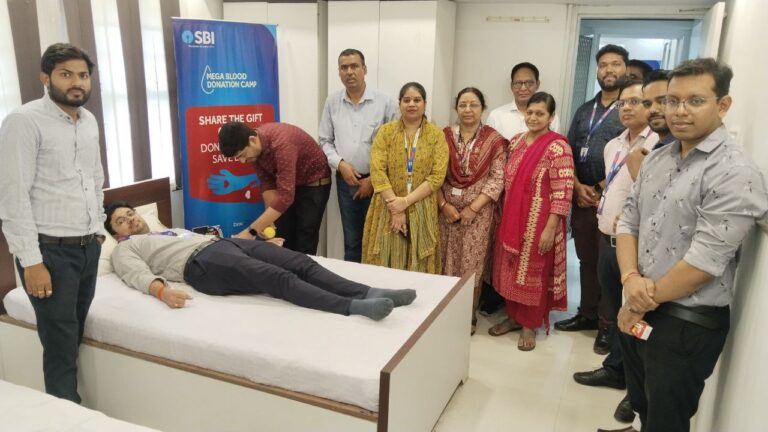 रक्तदान के प्रति किया जागरूक, एसबीआई बैंक परिसर में लगा रक्तदान शिविर