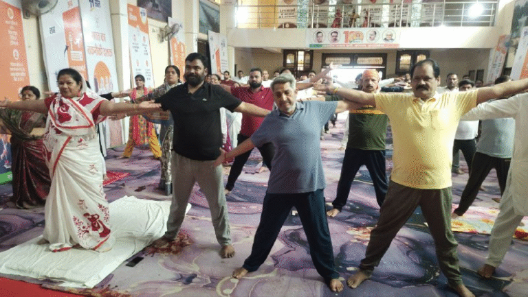 मंत्री सम्पतियां उईके के साथ भाजपा के कार्यकर्ताओं ने किया योग, बताया महत्व