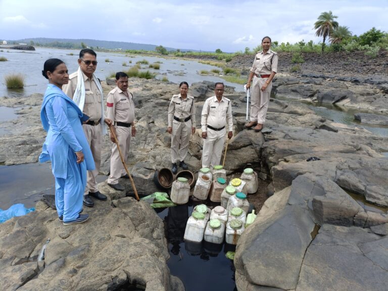 मदिरा निर्माण के अवैध ठिकानों पर आबकारी विभाग ने दी दबिश, 2 लाख 14 हजार की कच्ची शराब किया नष्ट