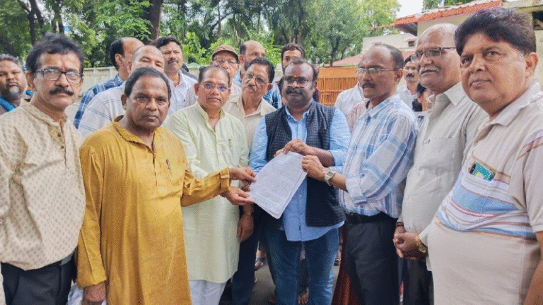 राष्ट्रीय ब्रॉडगेज रेल्वे संघर्ष समिति ने रेलमंत्री के नाम सौंपा ज्ञापन