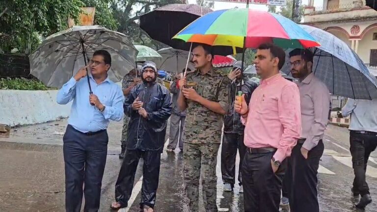 मंडला में बारिश से हाल बेहाल, कहीं बंद हुआ मार्ग, तो कहीं बह गई पुलिया, कलेक्टर एसपी ने लिया जायजा