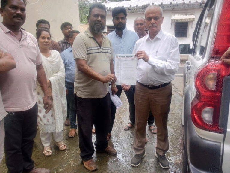 विभिन्न मांगो को लेकर जिला पटवारी संघ हुआ लामबंद, मुख्यमंत्री के नाम कलेक्टर को सौंपा ज्ञापन