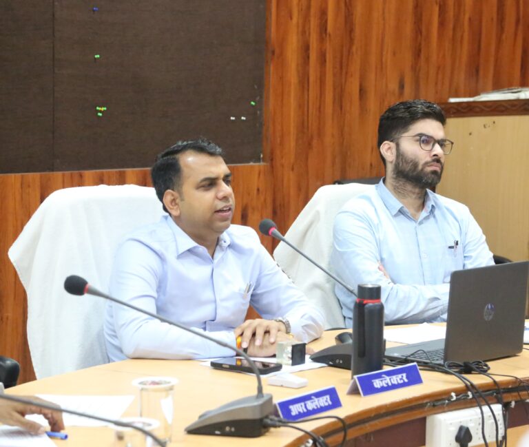 अतिवृष्टि एवं बाढ़ से निपटने की रखें तैयारी, समय सीमा की बैठक में कलेक्टर ने दिए निर्देश