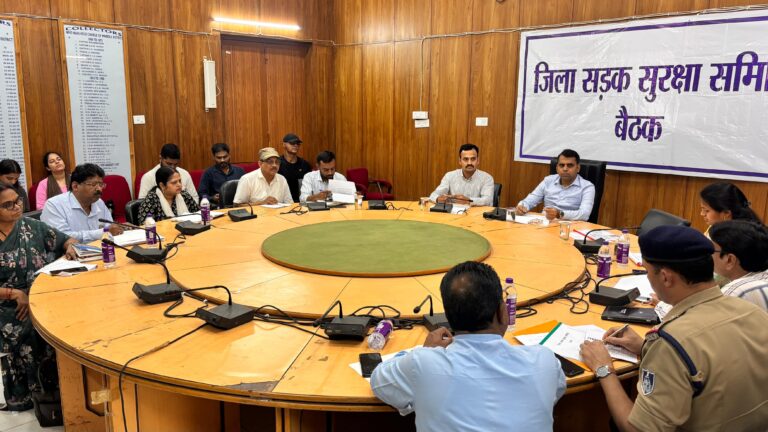 खटारा बसों एवं डम्फरों पर करें कड़ी कार्यवाही, मंडला कलेक्टर ने दिए सख्त निर्देश