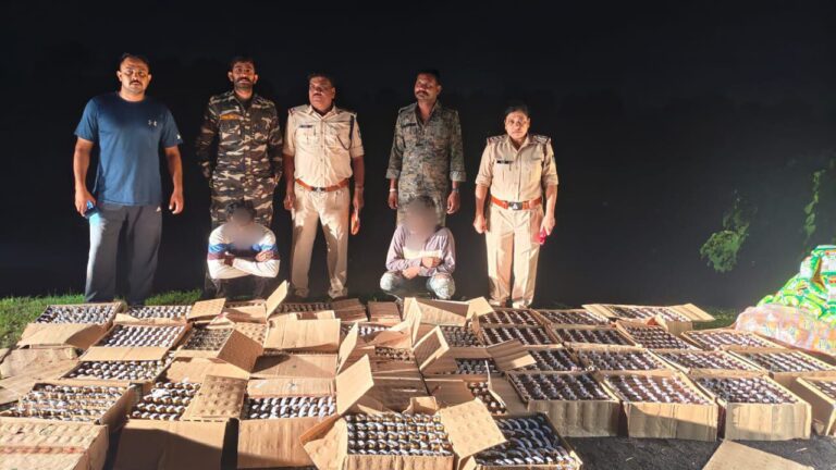 अवैध शराब तस्करों पर निवास पुलिस का एक्शन, कुरकुरे के बंडल के नीचे छुपाकर ले जा रहा था लाखों की अवैध शराब