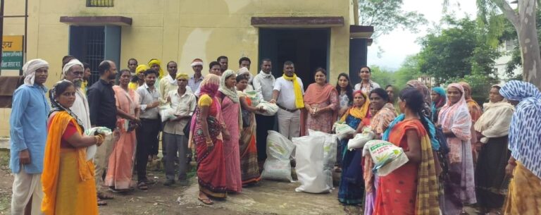 कृषि अधिकारियों ने किसानों को किया बीज वितरण, कहा रागी की फसल करता है हड्डियों को मजबूत