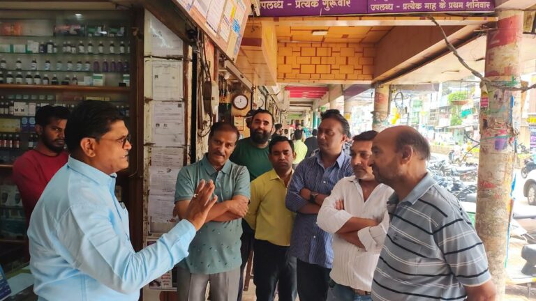 न्यू मार्केट बस स्टैंड रोड मंडला में जलभराव से व्यापारी परेशान,  नाले के पुनर्निर्माण और टॉयलेट व्यवस्था की उठी मांग