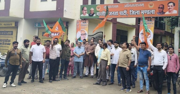 हेमंत खंडेलवाल भाजपा के नए प्रदेश अध्यक्ष बनने पर जिला भाजपा कार्यालय में आतिशबाजी कर मनाया जश्न…..