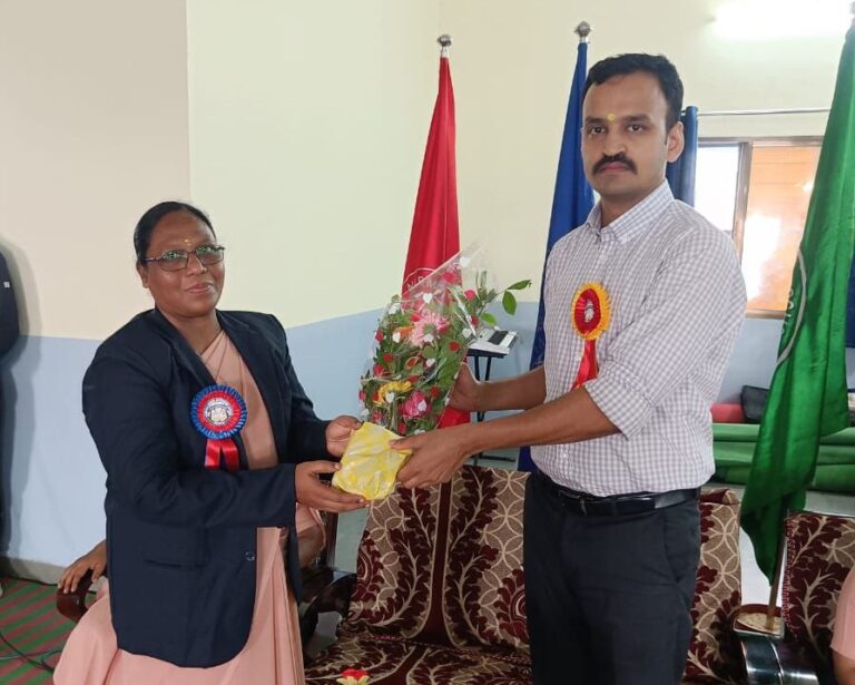 एसपी पहुंचे निर्मला स्कूल, बच्चों से कहा जिम्मेदारी और अपने कर्तव्यों का पूर्णनिष्ठा ईमानदारी से निर्वाहन करना आवश्यक