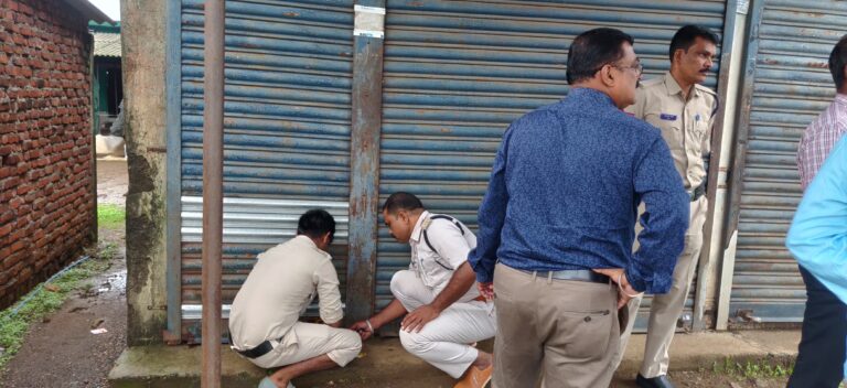 झोलाछाप डॉक्टरो पर बड़ा एक्शन : फर्जी डिग्री से कर रहे थे ईलाज, जिला प्रशासन ने क्लीनिक को किया सील