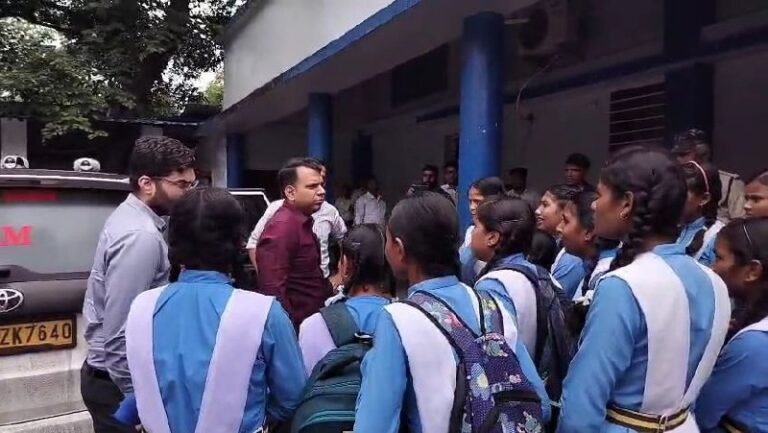 आक्रोशित छात्राएं पहुंची जिला योजना भवन, कलेक्टर को बताई आपबीती