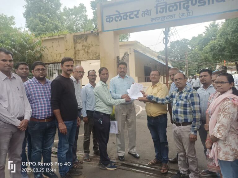 शासन की अनदेखी से मनरेगा उपयंत्रियों में आक्रोश, खोला मोर्चा, 8 सूत्रीय मांगें पूरी न होने तक करेंगे कार्य बहिष्कार