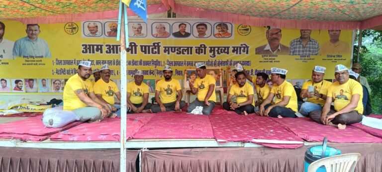 बदहाल स्वास्थ्य व्यवस्था पर आम आदमी पार्टी का दिखा आक्रोश, धरना प्रदर्शन कर जता रहे विरोध
