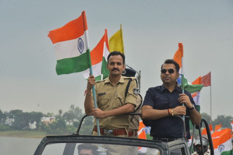 “तिरंगे के रंग, स्वच्छता का संग – मंडला में निकली ऐतिहासिक बाइक रैली”