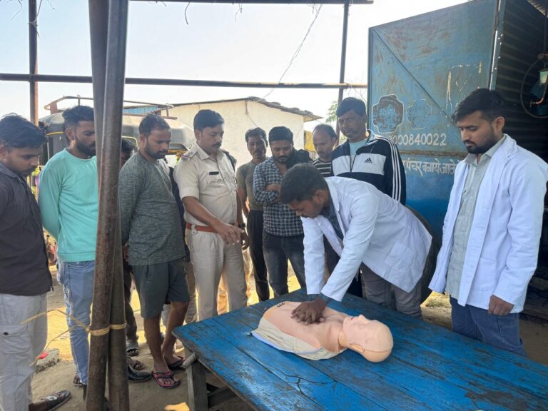 दुर्घटना संभावित क्षेत्रों में यातायात पुलिस द्वारा प्राथमिक चिकित्सा एवं CPR प्रशिक्षण जनहानि रोकने के लिए मंडला पुलिस की सराहनीय पहल